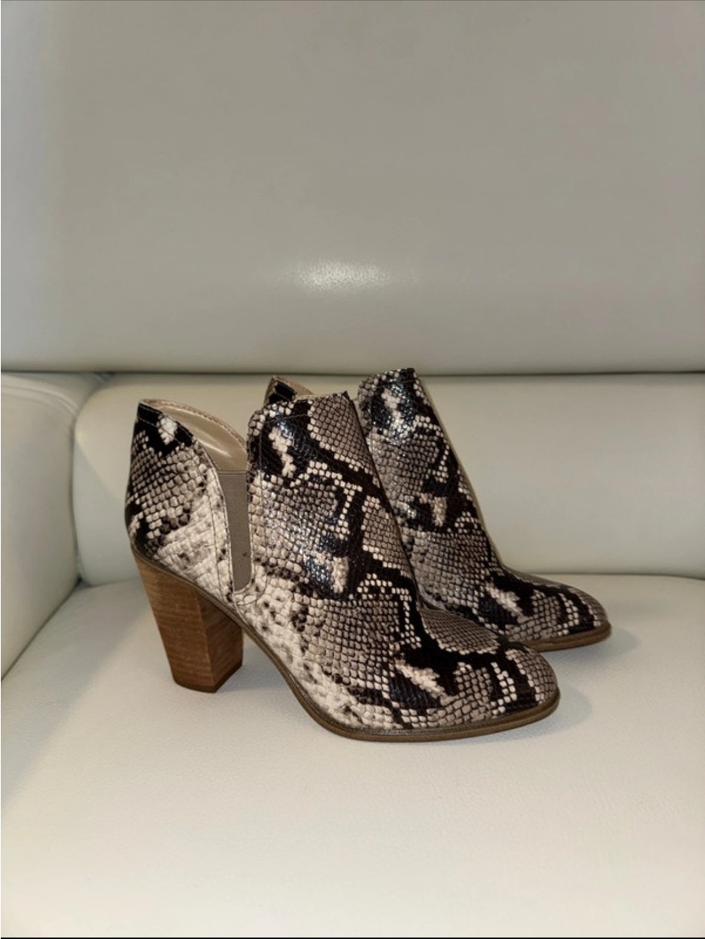 VINCE CAMUTO SNAKE PRINT CUTOUT ANKLE BOOTIES - GREY & BLACK
